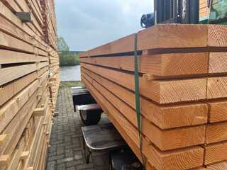 Ca. 20x Douglas Dakbalken Fijnbezaagd, 75x200mm, lengte 300cm
